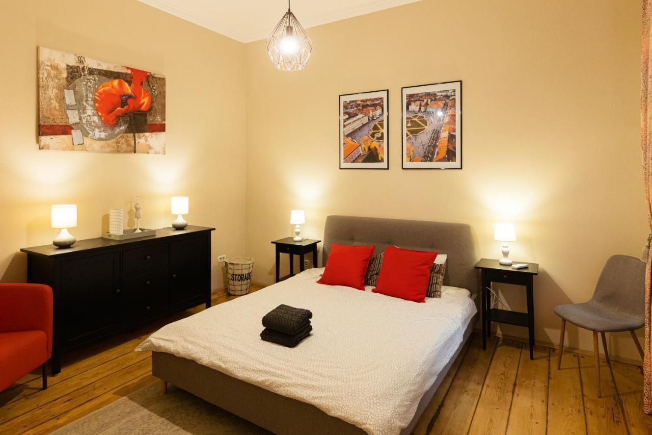 Chic Apartment In Historical City Center Тімішоара Екстер'єр фото