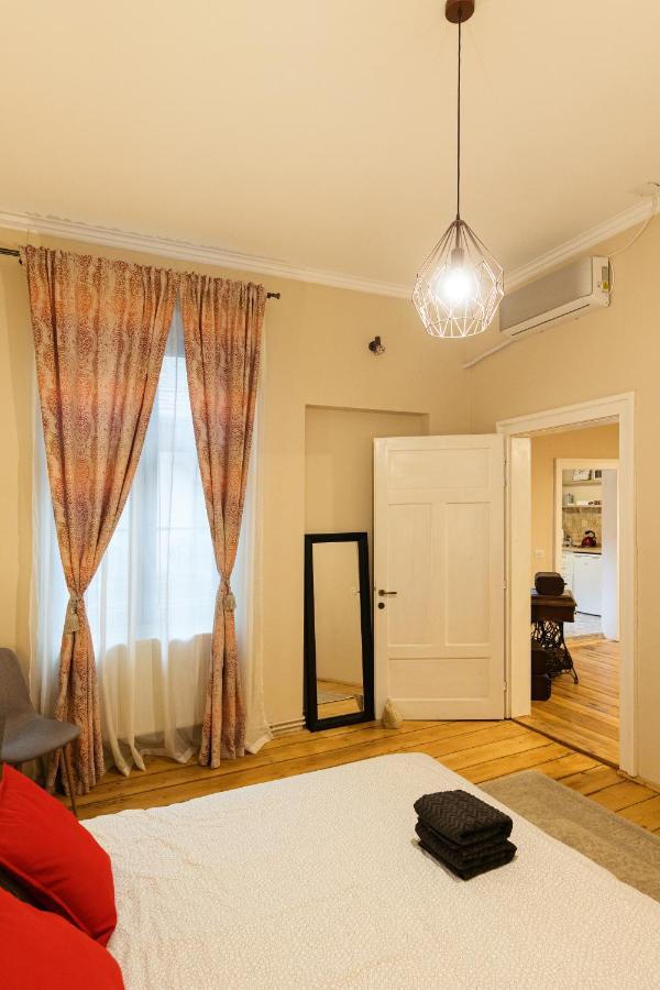 Chic Apartment In Historical City Center Тімішоара Екстер'єр фото