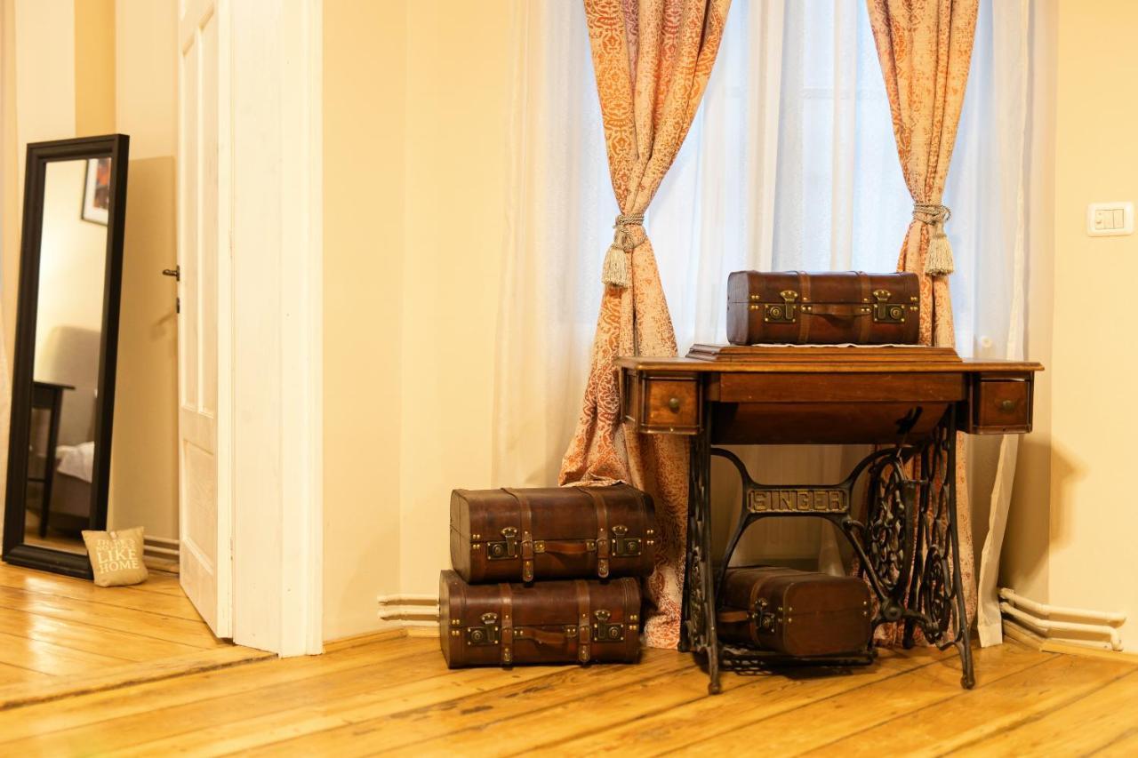 Chic Apartment In Historical City Center Тімішоара Екстер'єр фото